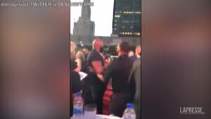 Mtv VMAs: Machine Gun Kelly e Megan Fox, rissa sfiorata con Conor McGregor