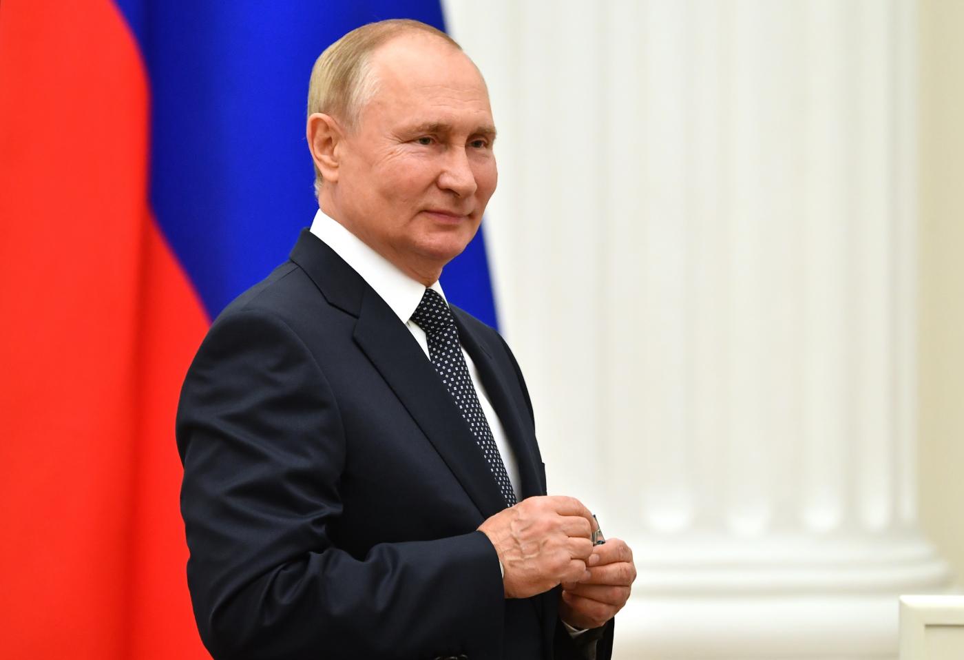 Russia, Putin in autoisolamento per casi Covid in suo entourage Russia, Putin in autoisolamento per casi Covid in suo entourage