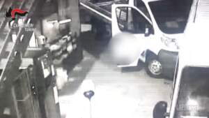 Torino, furti in aziende e tir in sosta: blitz dei carabinieri, 15 fermati