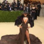 Parata di stelle al Met Gala 2021: scollatura da brivido per JLo, trasparenze e fiori per Irina Shayk