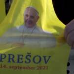 In migliaia attendono il Papa a Presov, in Slovacchia