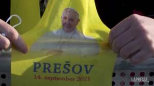 In migliaia attendono il Papa a Presov, in Slovacchia