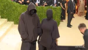 Kim Kardashian irriconoscibile: tutti i look più stravaganti al Met Gala 2021