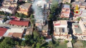 Esplosione Roma, le immagini dall’alto: colonna di fumo nel quartiere