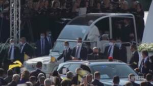 Bergoglio arriva sulla Papa-mobile: bagno di folla a Presov
