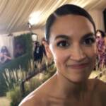 Met Gala, messaggio politico sull’abito di Alexandria Ocasio-Cortez: “Tassate i ricchi”