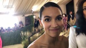 Met Gala, messaggio politico sull’abito di Alexandria Ocasio-Cortez: “Tassate i ricchi”