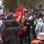 Parigi, operatori sanitari protestano contro il Green Pass