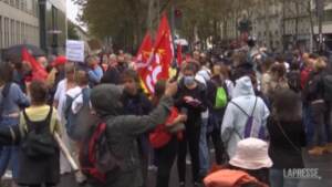 Parigi, operatori sanitari protestano contro il Green Pass