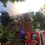 Roma, esplosione fa crollare palazzina: tre feriti, uno è grave. Nessuna vittima sotto le macerie