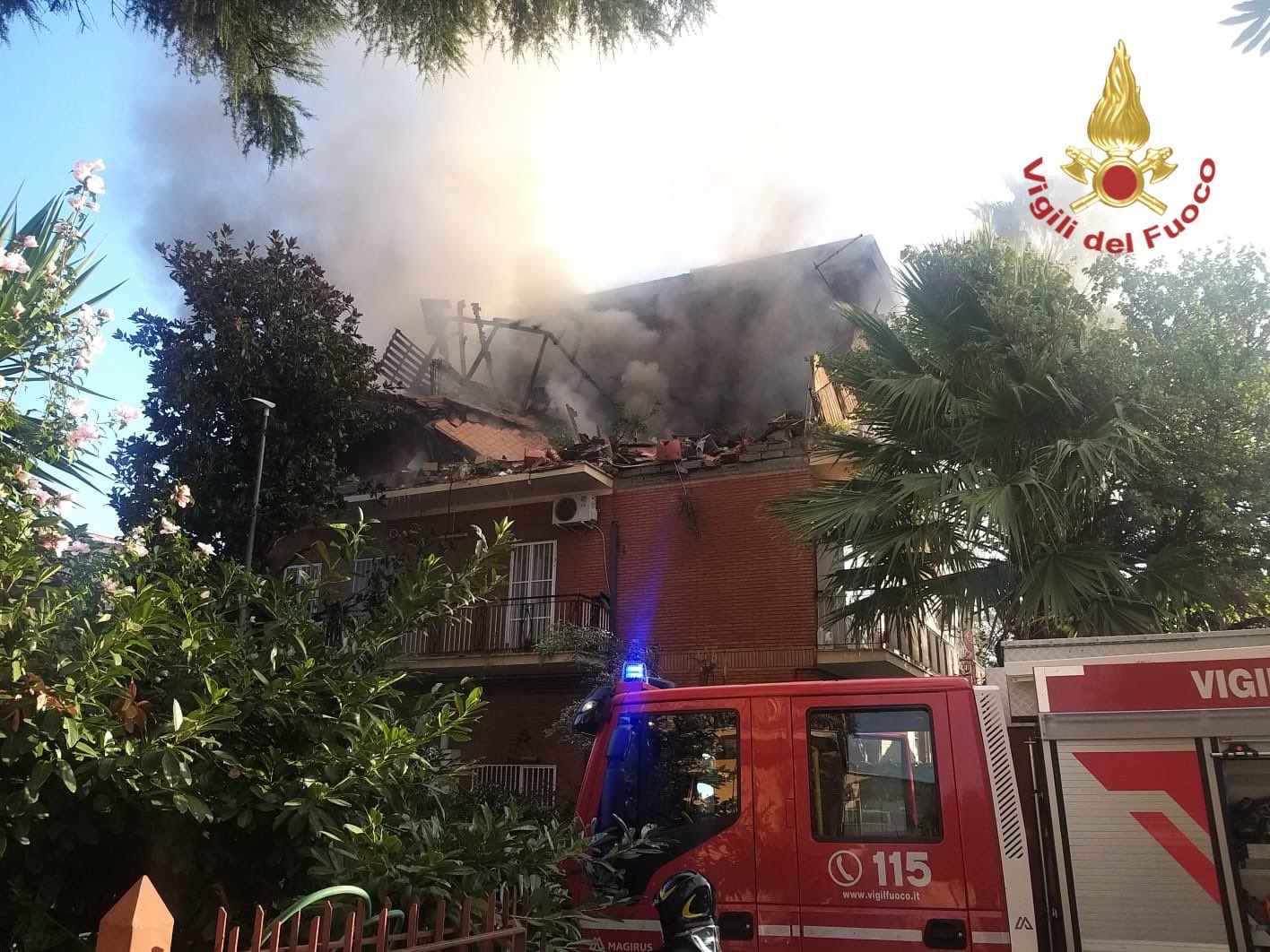 Roma, esplosione fa crollare palazzina: tre feriti, uno è grave. Nessuna vittima sotto le macerie Roma, esplosione fa crollare palazzina: tre feriti, uno è grave. Nessuna vittima sotto le macerie