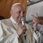 Il Papa visita a sorpresa negozio di dischi nel centro di Roma