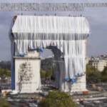 Parigi, l’Arco di Trionfo “impacchettato”: il timelapse