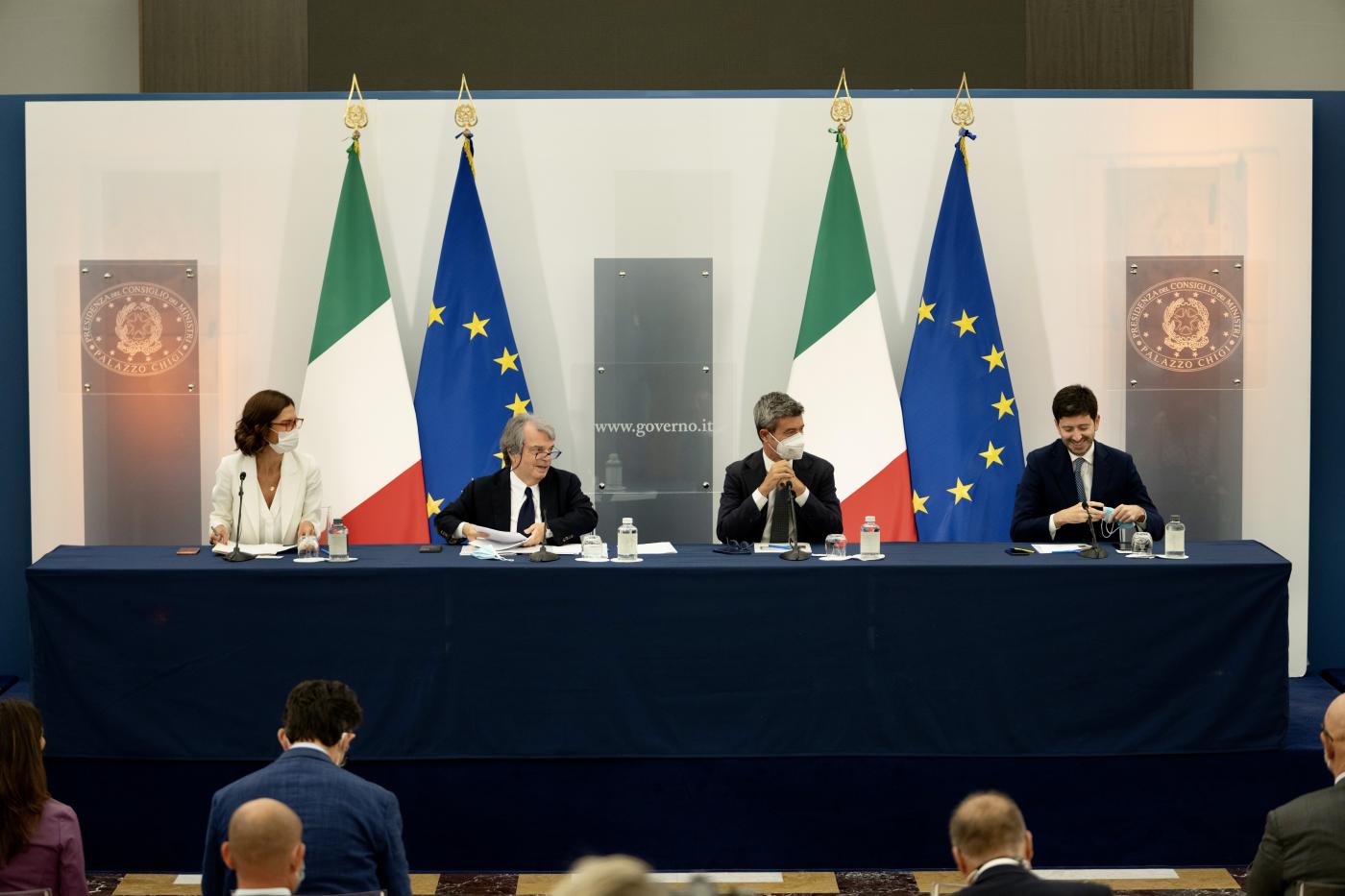 Green pass, da 15 ottobre obbligo per tutti lavoratori. Draghi: “Così continuiamo ad aprire”