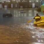 Maltempo, Malpensa allagata: vigili del fuoco salvano passeggeri con i gommoni