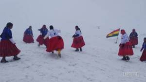 Bolivia, le Cholitas Climbers giocano a calcio a 5.890 metri d’altezza