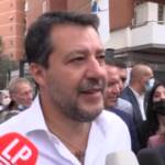 Salvini e la mosca che lo infastidisce, qualcuno grida: “E’ piddina”