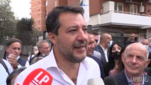 Salvini e la mosca che lo infastidisce, qualcuno grida: “E’ piddina”