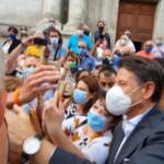 Sulmona, Conte in tour elettorale: l’abbraccio con il presidente della Figc Gravina
