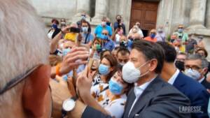 Sulmona, Conte in tour elettorale: l’abbraccio con il presidente della Figc Gravina