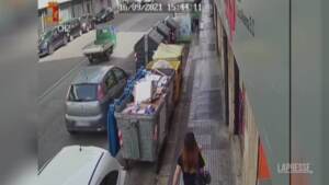 Bari, evade i domiciliari e rapina un supermercato