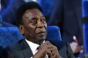 Foot: Pelé rassure sur son état de santé