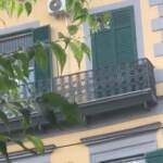 Napoli, bimbo morto cadendo dal balcone: fiori e dediche sul luogo dell’incidente