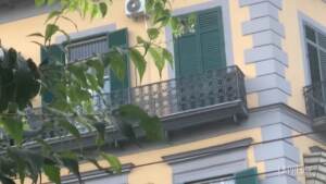 Napoli, bimbo morto cadendo dal balcone: fiori e dediche sul luogo dell’incidente