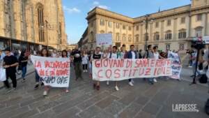 Milano, tornano in piazza i No vax: “Draghi terrorista”