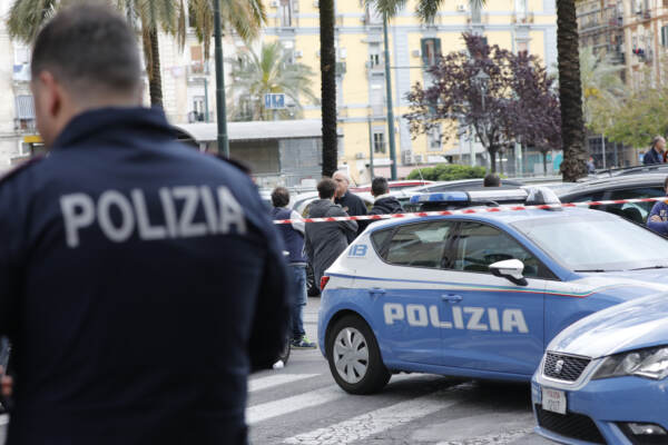 Napoli, sparatoria tra la folla in piazza Nazionale: ferita gravemente bimba di 4 anni