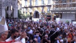 Napoli, San Gennaro ripete il “miracolo”: rabbia dei fedeli rimasti lontani dal Duomo