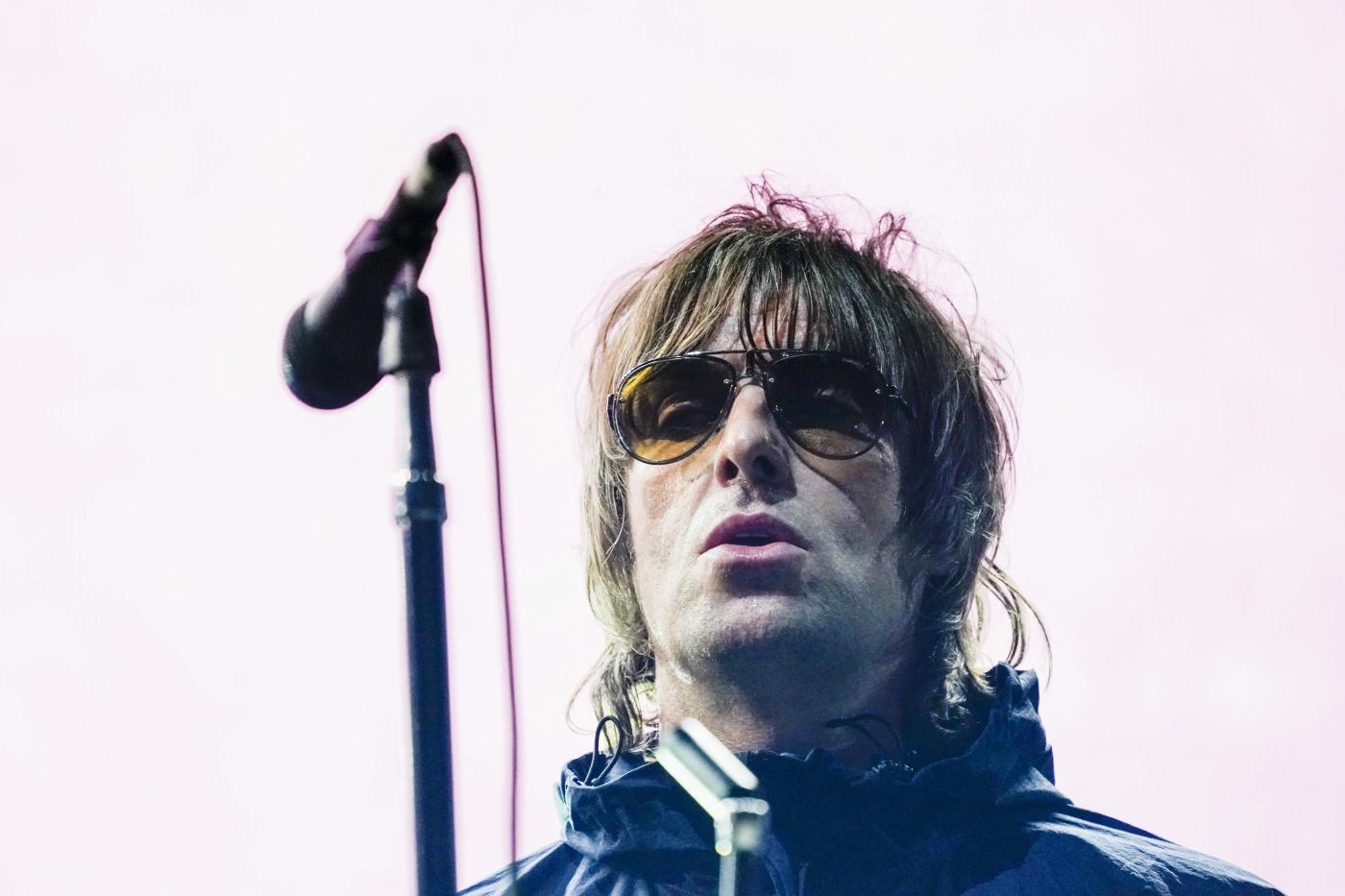 Liam Gallagher ferito al viso dopo una caduta mentre era in elicottero