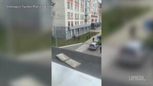 Russia, sparatoria in università: gli studenti escono dalle finestre per scappare