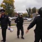 Russia, i parenti delle vittime della sparatoria in lacrime davanti all’università