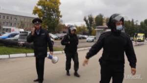 Russia, i parenti delle vittime della sparatoria in lacrime davanti all’università