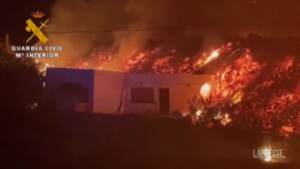 Spagna, la lava del vulcano invade le case di La Palma