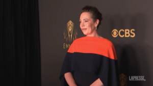 Emmy 2021, il red carpet di ‘The Crown’: da Colman a Corrin, gli abiti delle star