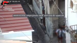 Catania, venti arresti per spaccio e estorsione: bimbi di 10 anni cassieri dei pusher