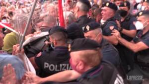 Ita, rottura con i sindacati: tensione tra manifestanti e polizia