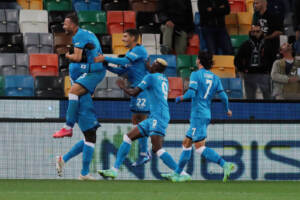 Calcio: Naples écrase l’Udinese 4-0 et s’empare de la tête du classement