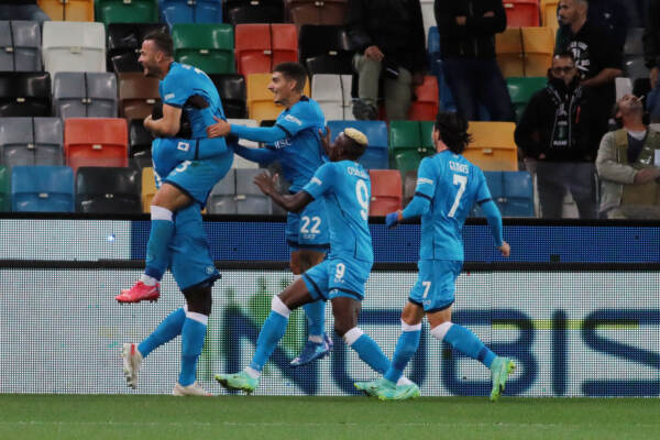 Calcio: Naples écrase l’Udinese 4-0 et s’empare de la tête du classement