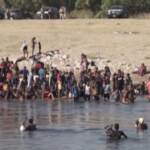 Messico, i migranti haitiani respinti dagli Usa attraversano il Rio Grande