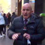 Melbourne: proteste no vax, giornalista colpito da una lattina mentre è in onda