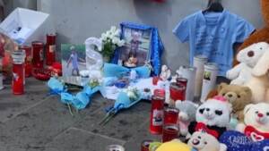 Bimbo morto a Napoli: sotto il balcone fiori bianchi, pupazzi e la maglia della squadra del cuore