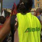 Roma, protesta in piazza dei lavoratori Alitalia: “Situazione disperata”