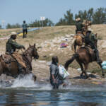 Confine Usa-Messico, immagini shock: polizia frusta i migranti con il lazo del cavallo – GALLERY