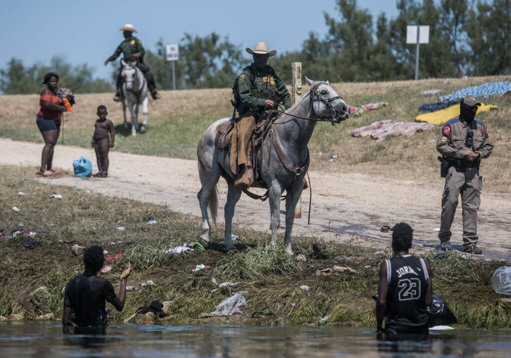 Galleria foto 'Confine Usa-Messico, immagini shock: polizia frusta i migranti con il lazo del cavallo – GALLERY' - foto 5