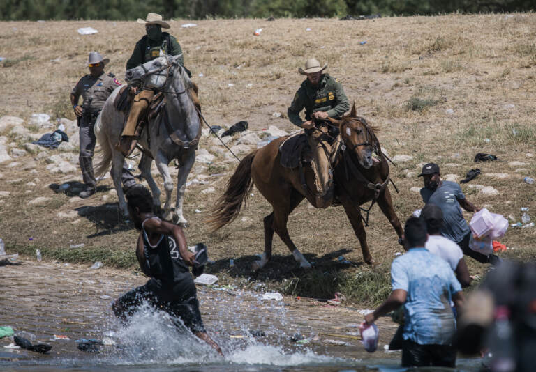 Confine Usa-Messico, immagini shock: polizia frusta i migranti con il lazo del cavallo – GALLERY