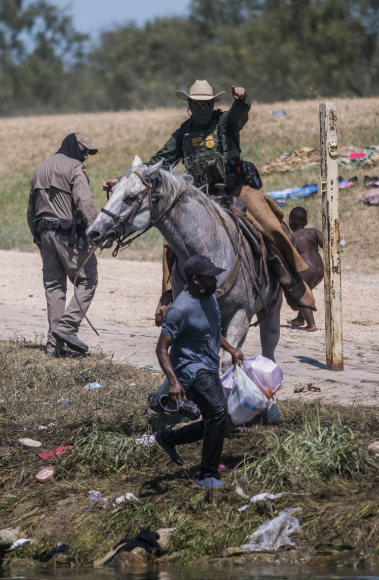 Confine Usa-Messico, immagini shock: polizia frusta i migranti con il lazo del cavallo – GALLERY