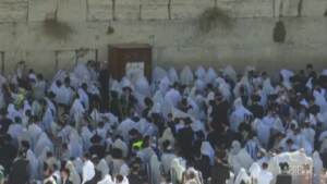 Gerusalemme, migliaia di fedeli pregano per la festa di Sukkot